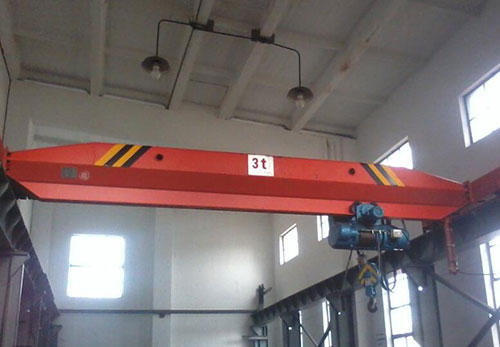 單梁行車(chē)內(nèi)部構(gòu)造中的控制系統(tǒng)是如何實(shí)現(xiàn)對(duì)行車(chē)運(yùn)行的控制和調(diào)節(jié)的？