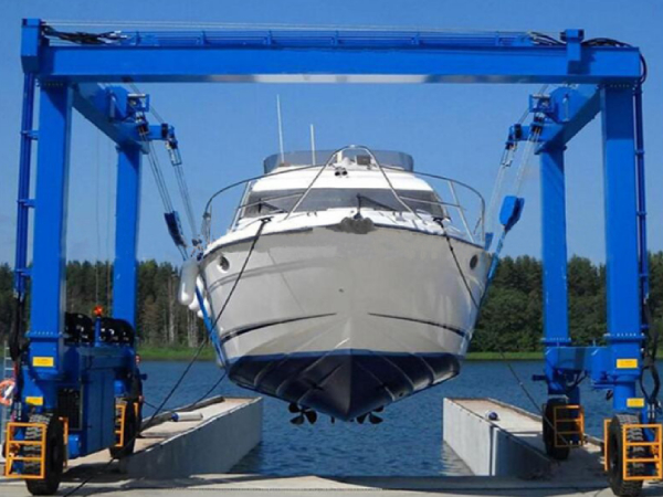 游艇吊的吊裝風(fēng)險(xiǎn)：游艇吊裝過程中可能遇到哪些風(fēng)險(xiǎn)和問題？